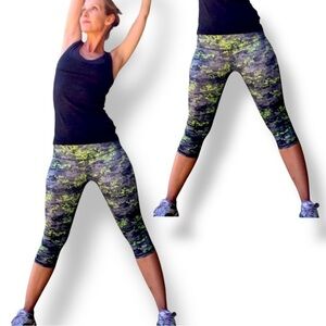 NIKE Camouflage Workout Capri Green Print Stretchy Size Large Pedal Pusher